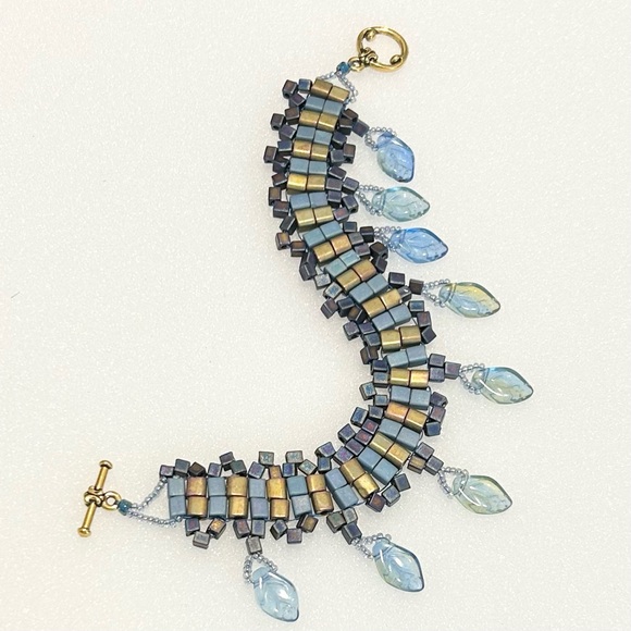 Toggle Glass Bead Bracelet Gold Tone Uranium Glass Leaves Dangle 7” - Picture 7 of 8